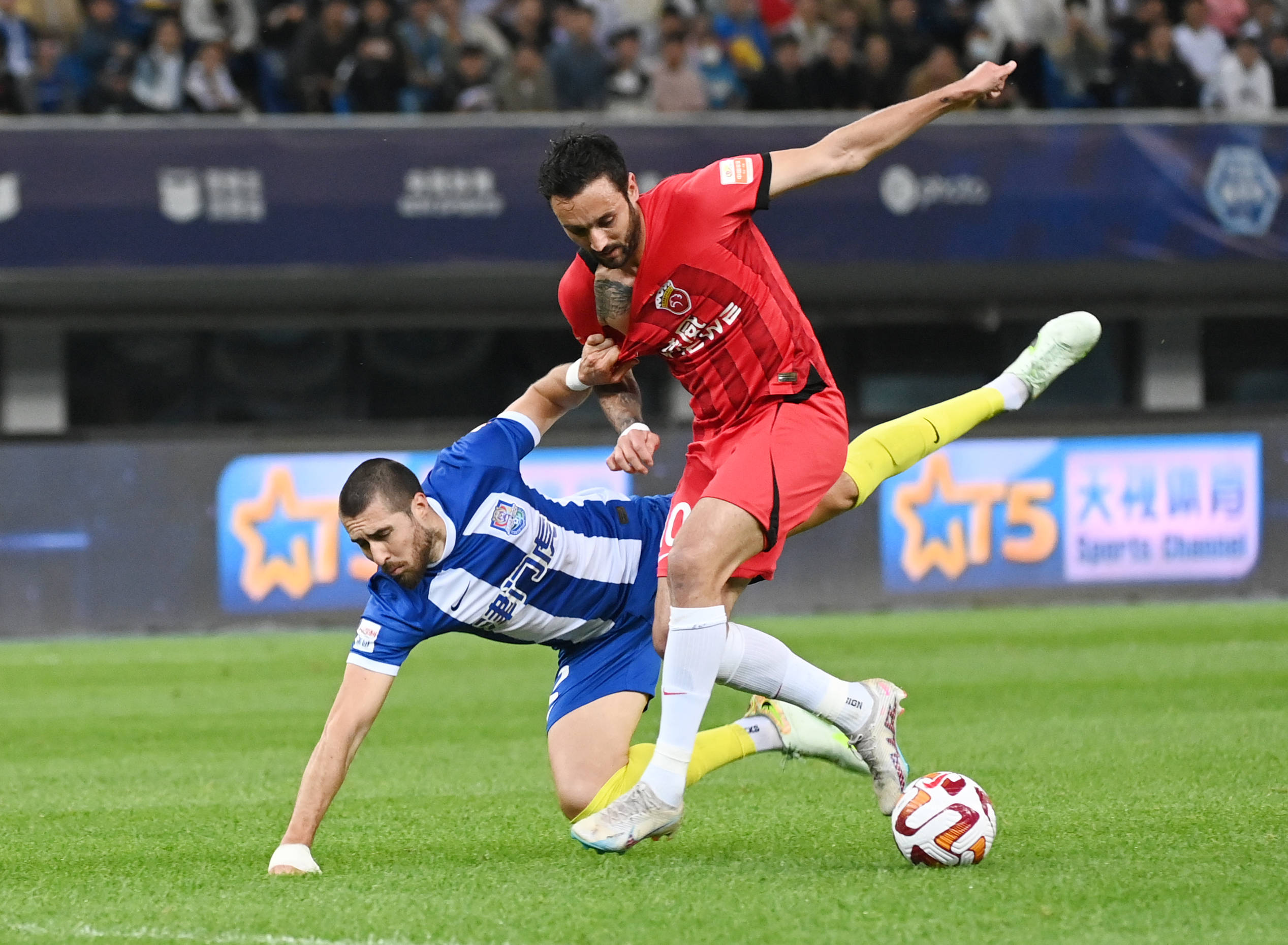 PG电子试玩官网-青岛队险胜上海队，布克点燃赛场